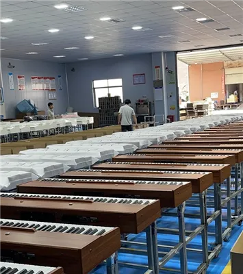 Seorang Pakcik Bermain Piano Elektrik Sambil Menjual Sayuran.